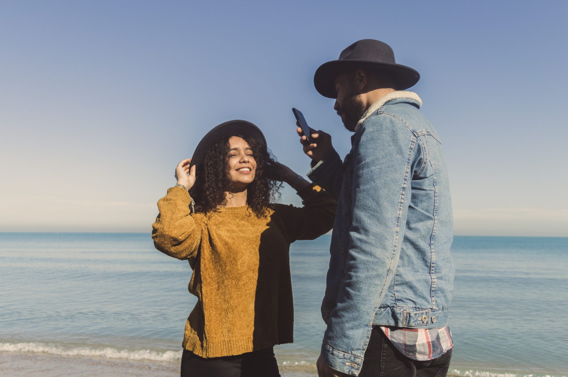 Mode ist mehr als nur Kleidung sie spiegelt Persönlichkeit, Selbstbewusstsein und Lifestyle wider. Mustang, eine Marke, die für ihre traditionsreiche Denim Geschichte und ihren modernen Stil bekannt ist, vereint all dies in ihrem Onlineshop. Mit trendiger Mode für Damen und Herren macht Mustang es Ihnen leicht, stilvolle Looks für jeden Anlass zu entdecken.