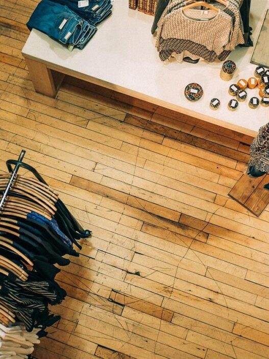 Intersport Theo Tol is al lange tijd een hoeksteen voor sportliefhebbers in Volendam en combineert vertrouwde internationale sportmerken met de warmte van een lokale winkel met een gemeenschapsgerichte focus. Met een reputatie die is gebaseerd op expertise, persoonlijke service en een breed productaanbod, blijft de winkel zich onderscheiden als meer dan alleen een sportwinkel.