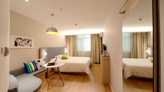 In einer Welt, in der Reisen immer individueller und erlebnisorientierter werden, kann die Wahl der perfekten Unterkunft den entscheidenden Unterschied machen. Hotels bieten zwar Komfort, doch oft fehlt ihnen der Charme, der Platz und die Authentizität, die moderne Reisende suchen. Hier setzt Ferienwohnungen.de an eine erfrischende Alternative, die Reisende direkt mit einzigartigen Ferienunterkünften in ganz Europa verbindet.