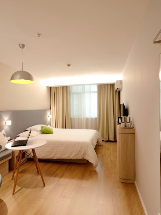 In einer Welt, in der Reisen immer individueller und erlebnisorientierter werden, kann die Wahl der perfekten Unterkunft den entscheidenden Unterschied machen. Hotels bieten zwar Komfort, doch oft fehlt ihnen der Charme, der Platz und die Authentizität, die moderne Reisende suchen. Hier setzt Ferienwohnungen.de an eine erfrischende Alternative, die Reisende direkt mit einzigartigen Ferienunterkünften in ganz Europa verbindet.